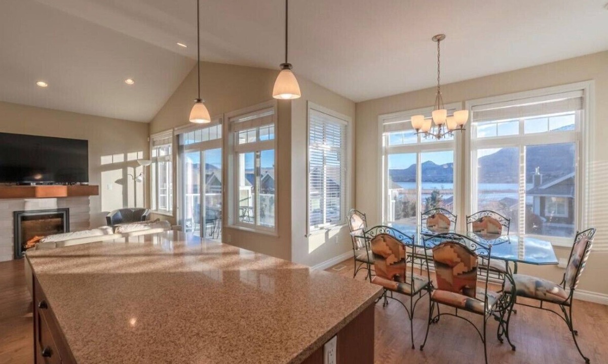 Osoyoos Cottage | Steps to the Beach & Pools plus Spectacular Lake Views from the Deck.