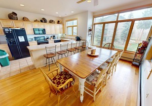 Big End Unit, Deck! Near Lake Trail. Easy Drive to Dining, Activities, Events in Frisco
