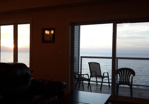 Ground Floor Lakefront Condo- Indoor Pool, Private Beach, Balcony in Geneva-On-The-Lake