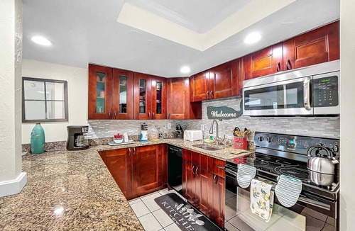 Bradenton Beach Apartment | Charming Beach Rental Walk 2 Beach & Bridge St