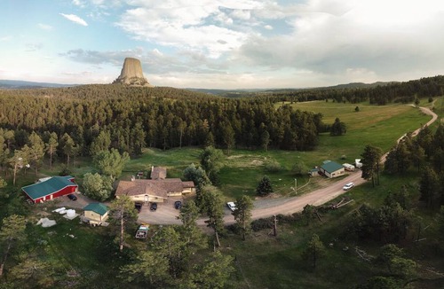 Devils Tower Bed & Breakfast | Devils Tower Lodge (Bed and Breakfast)