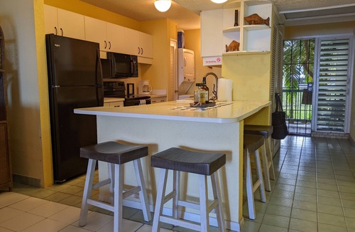 Estate Golden Rock Condo | Walk out to Sugar beach