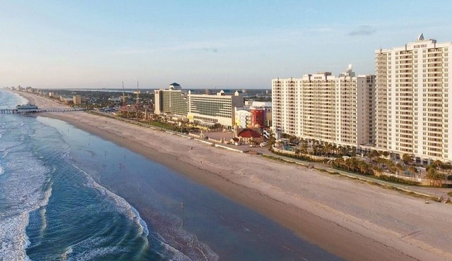 1BD/Daytona - Oceanfront Resort w/Pools, Nearby Attractions and Beaches! in Daytona Beach