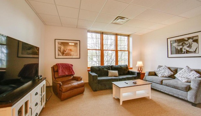 20 Mi to Dtwn Pittsburgh: Pet-Friendly Apartment in New Kensington