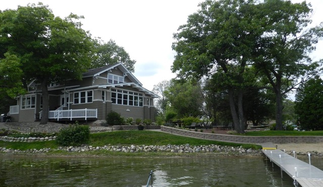 7 BR Retreat Lake Estate - 3 Huge Family Rooms *Sleeps 22 in Beds* in Genoa City
