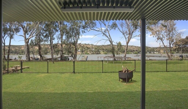 Absolute Waterfront Bliss – Pet Friendly, Seperate living areas, Family Shack. in Pellaring Flat