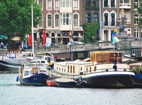 art deco houseboat on super location in Amsterdam