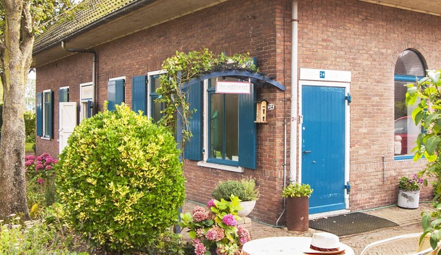 Artfully Enjoy Comfort, Charme and Culture in a spacious loft and private garden in Den Oever