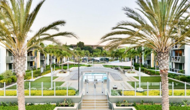 Beautiful Waterfront Townhome! in Los Angeles