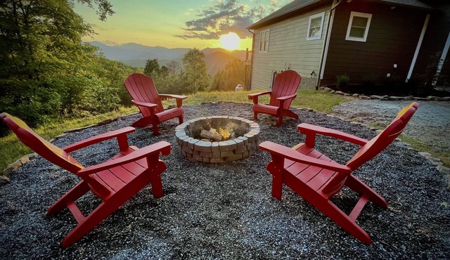 Butterfly Mountain Cabin for 8 w/amazing view+wifi, 3 bdrm, 3.5 bath, & firepit in Franklin