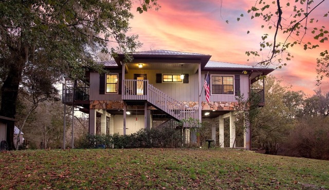 Camp Manatee - Riverfront Cabin, Stunning Views, Pet-Friendly, Hot tub + Kayaks! in Fort White
