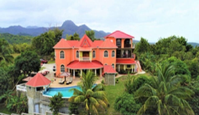 Captivating Mountain Views, Ocean Views, Romantic getaway in Anse La Raye