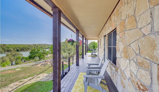 Charming 3-bedroom 3-bathroom house with WiFi, AC in fantastic Buchanan Dam in Buchanan Dam