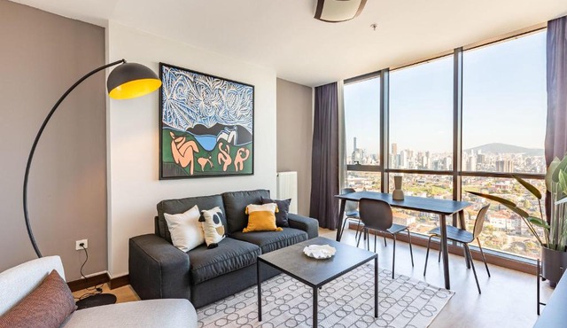 Charming Modern Flat with Captivating City View in Atasehir in İstanbul