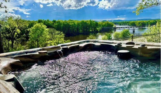 Eagles Nest- River View Cabin in De Soto