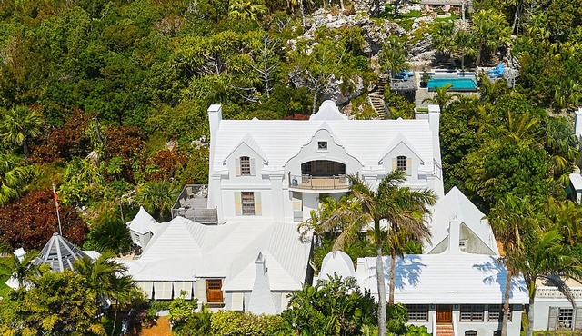 Extraordinary Bermuda retreat w/large cave, panoramic pool and viewing deck. in Hamilton