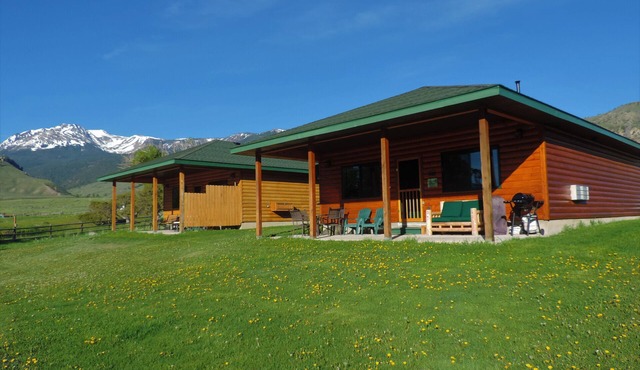 FIVE STAR CABIN ON YELLOWSTONE RIVER! THE GRIZZLY DEN CABIN on YNP Riverfront in Gardiner