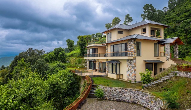 Hilltop 4 BHK Homestay near Bhimtal in Nainital Sub-District