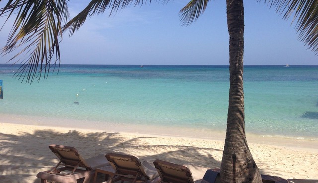 @INFINITY BAY 2BR Beach Paradise Luxury Condo, steps to beach in West Bay