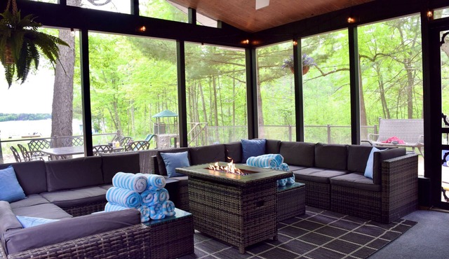 Lakefront Luxury Cabin- Dock, Hot Tub, Firepit, Kayaks, Game Room, Bunk Room in Spooner