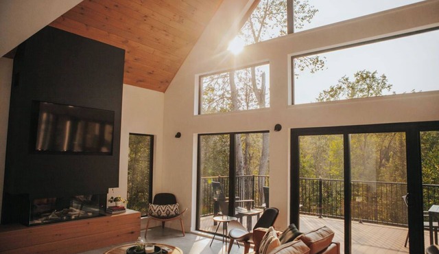 Lakeside cabin w hot tub & sauna in Val-des-Monts