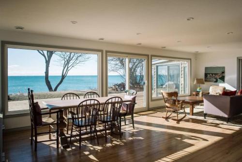 Lakeside PEC: Beautiful Waterfront & Patio in Wellington