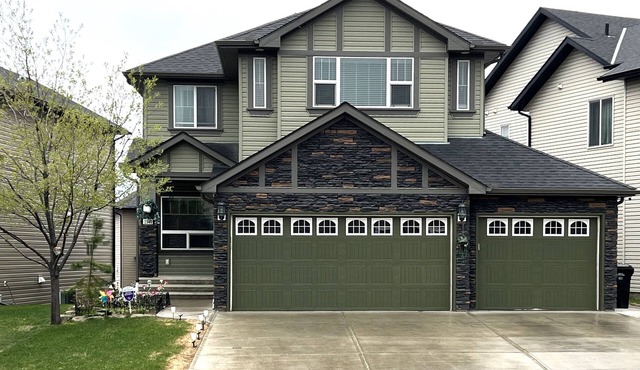 Luxurious 4 BR Home close to amenities in NW - Minutes to DT, Airport, Stampede in Calgary