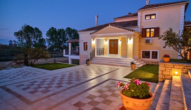 Luxury Utopia Beach Villa: Coastal Comfort in Corfu Village in Roda Corfu