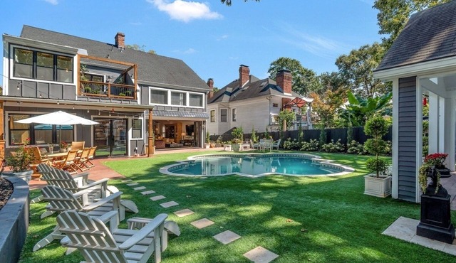 Midtown Luxury Mansion with up to 18 beds 5 bath w pool and sauna in Atlanta