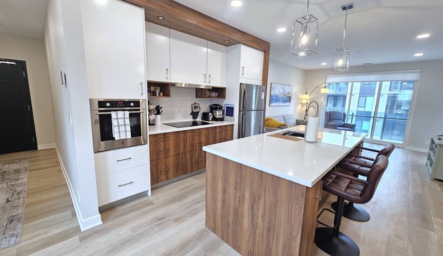New! Sleeps 6 in YYC Uni District. Pet Friendly, Close to Mountains & Downtown! in Calgary