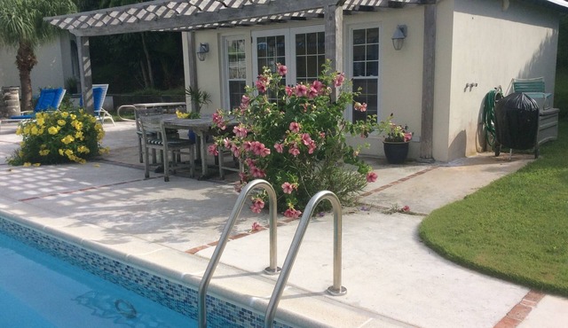 Pool House Studio In A Garden Setting + EV chargers in Smiths