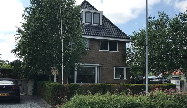 POOL VILLA NEAR AMSTERDAM 3 bedroom Free parking in Oostzaan
