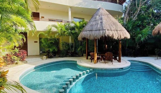 Poolside paradise condo + jacuzzi + parking + STRONG WiFi in Tulum