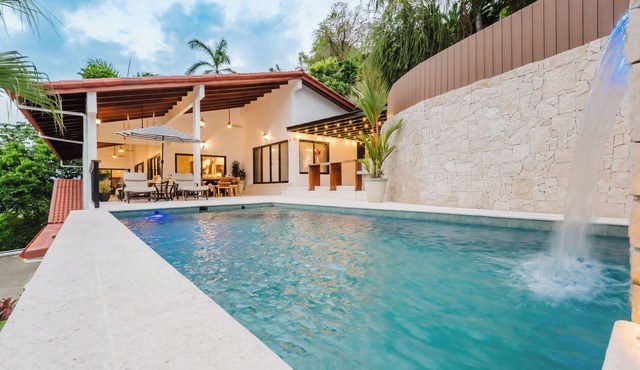 Private piece of luxury living in Manuel Antonio - 5 minutes to Marina Pez Vela. in Manuel Antonio