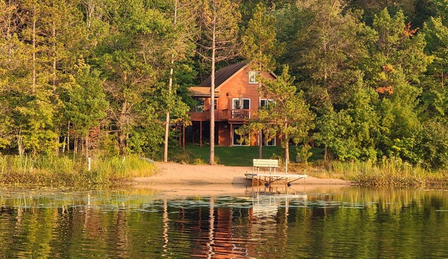Private Point Lake Chalet. in Webster