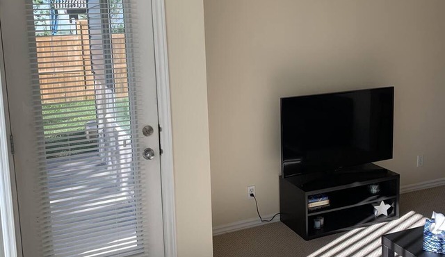 Private suit In a pleasant garden setting, a king bed in Calgary