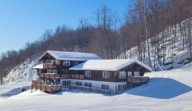 Spacious 20-bedroom chalet in marvelous Whitecap Ski Resort. in Upson