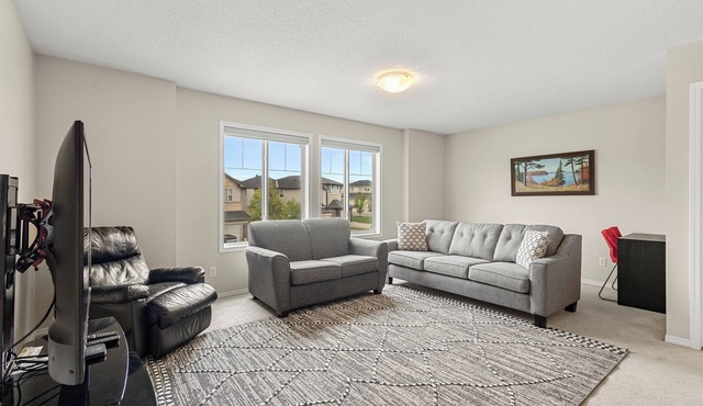 Spacious 3-bedroom house +AC/WiFi/Garageand in NW Calgary in Calgary