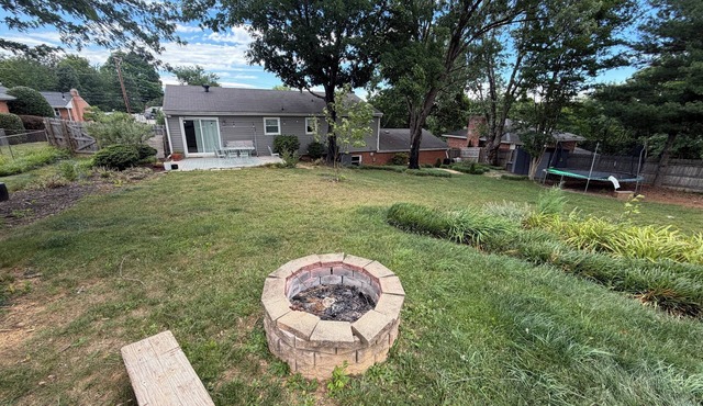 Spacious 5-bedroom house with fenced in backyard in Roanoke, Virginia. in Cave Spring