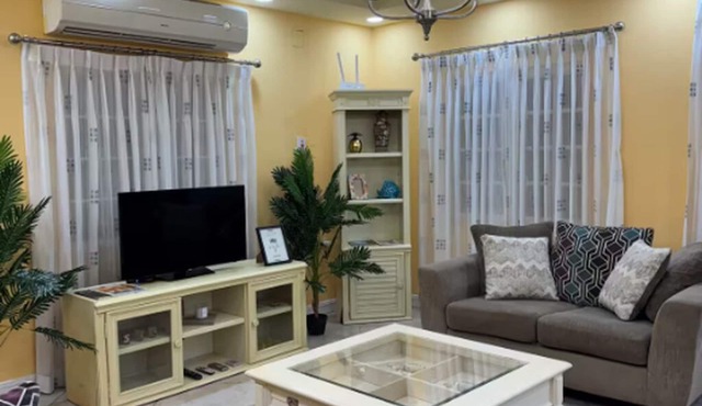 Spacious 5-bedroom villa in beautiful Lowlands with AC in Lowlands