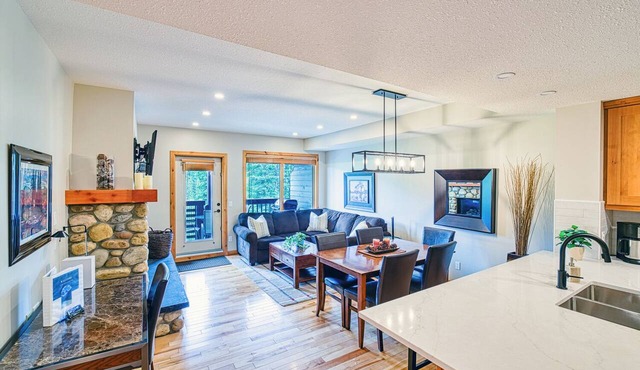 Spectacular Mountain views in Rundle Cliffs Lodge in Canmore