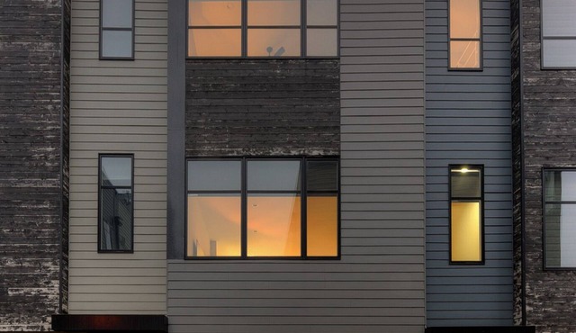 Steps from Downtown Omaha! Rooftop firepit & luxury accommodations in Omaha
