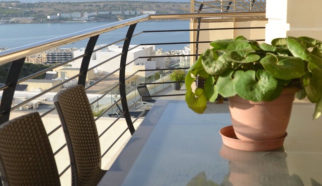 Summer Haven, with breathtaking views and Private Swimming Pool in Mellieha