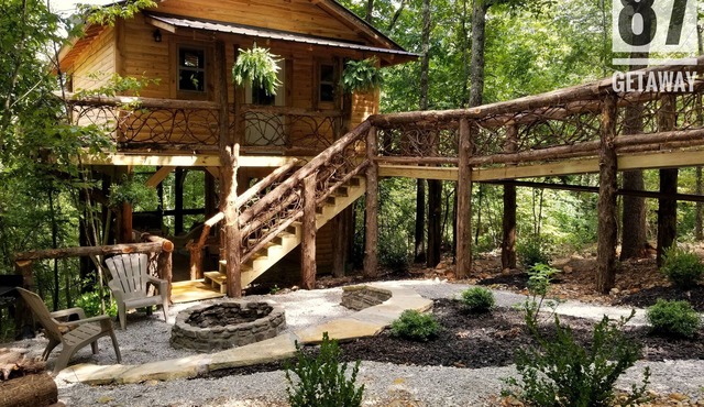 The 87Getaway Secluded Treehouse Escape in Mountain View