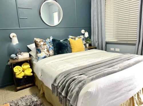 TOPAZ Classy, cozy condo near beaches & airport in Crown Point