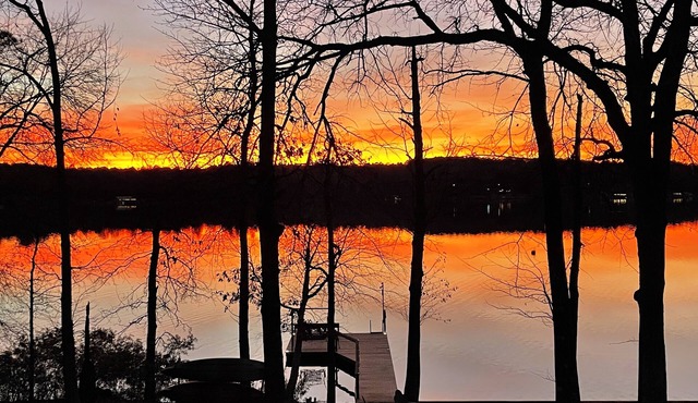 Waterfront - Enjoy The Sunset Lodge Lake House with kayaks, dock, swimming in Hawkins