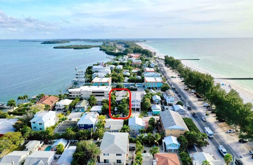 Bradenton Beach Apartment | Charming Beach Rental Walk 2 Beach & Bridge St