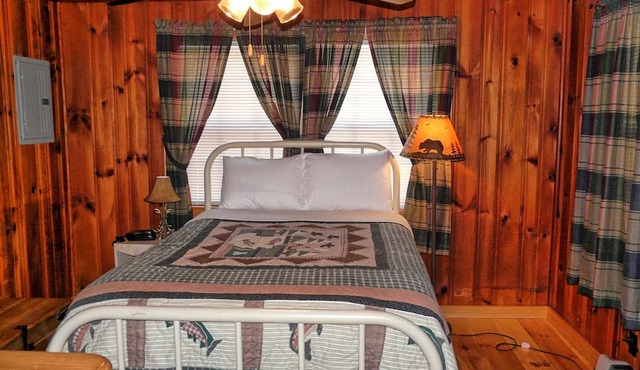 Cozy Cabin on the Creek-Creek side- Secluded - Charcoal Grill in Bryson City