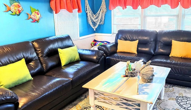 NEW TO VRBO! RIGHT OFF BRIDGE ST & AMI PIER! CHARMING & PRIVATE !GREAT LOCATION! in Bradenton Beach